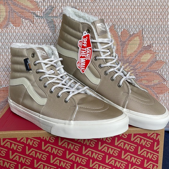 Vans Men’s Sk8-Hi
Cordura Sherpa Walnut
VN0A4BVTINU
Sneakers - Picture 5 of 16